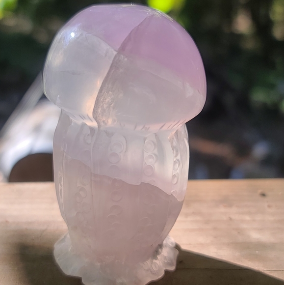 Rare light colored Fluorite jelly fish statue 2.5" - Picture 2 of 7